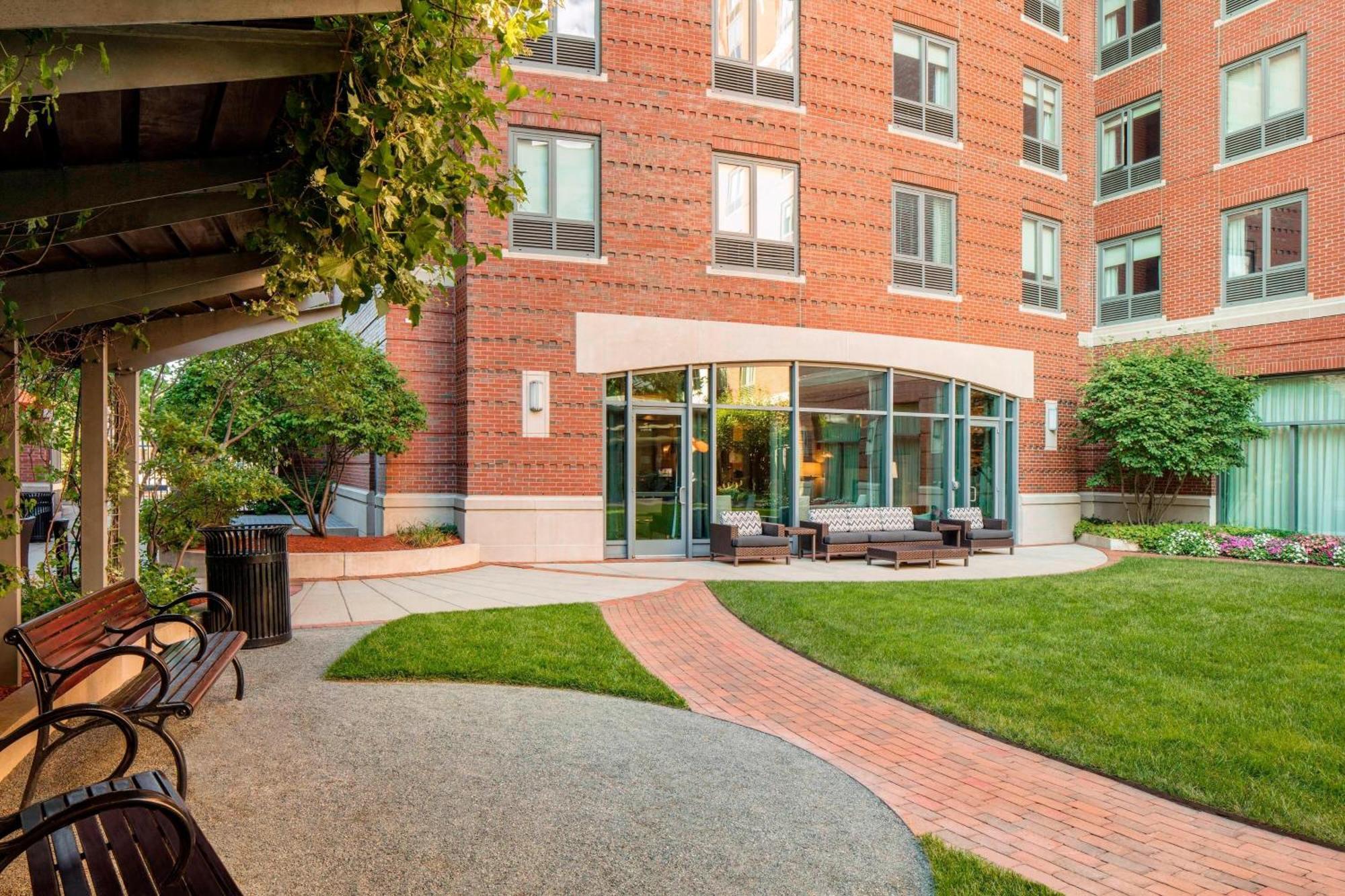Courtyard By Marriott Boston Brookline Hotel Bagian luar foto